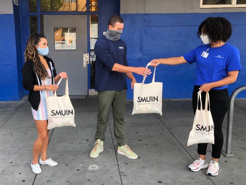Smuin Dancers deliver masks in shopping bags to community members